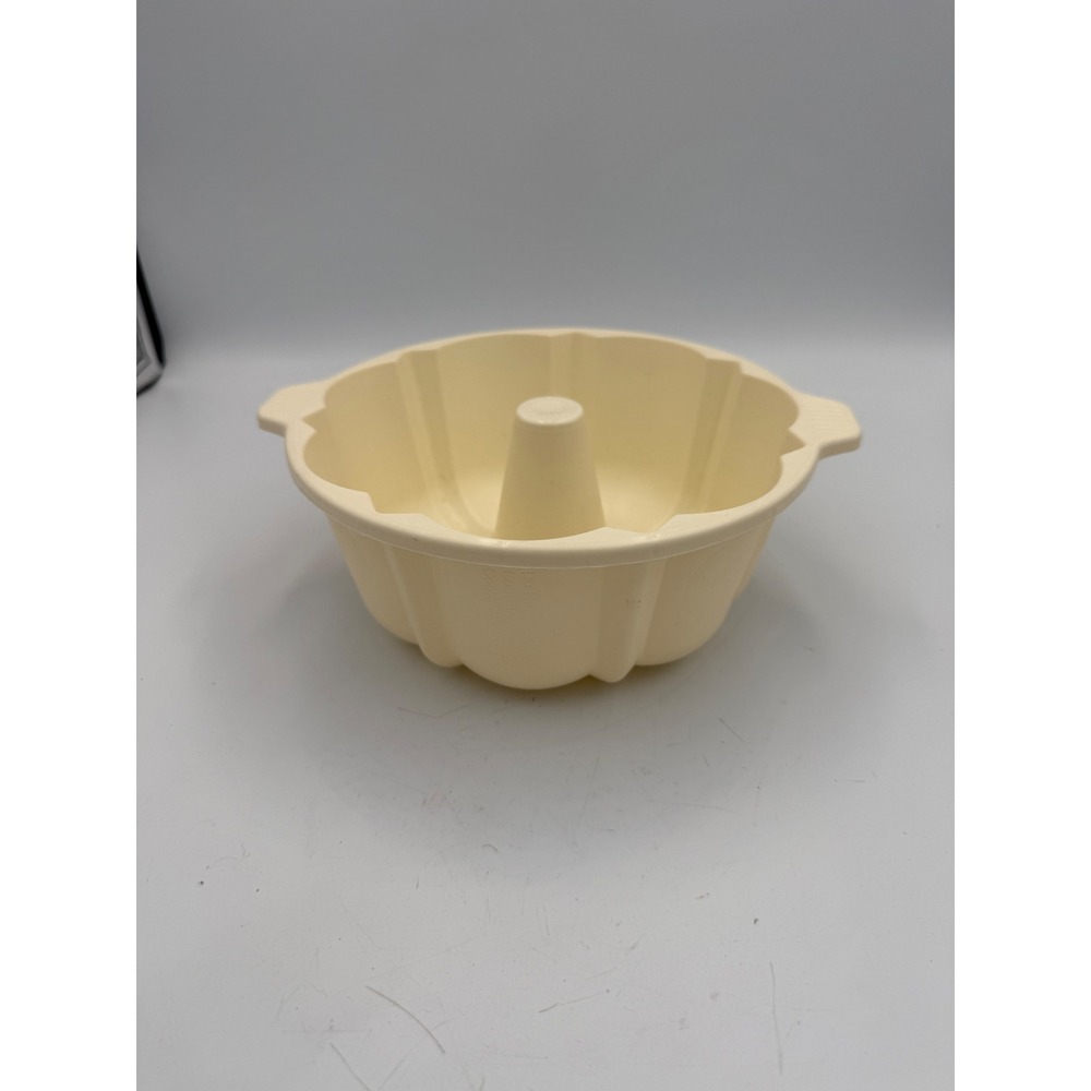Vintage Pillsbury 1987 Microwave Bundt Cake Pan Fluted Bakeware Cream 50062-01